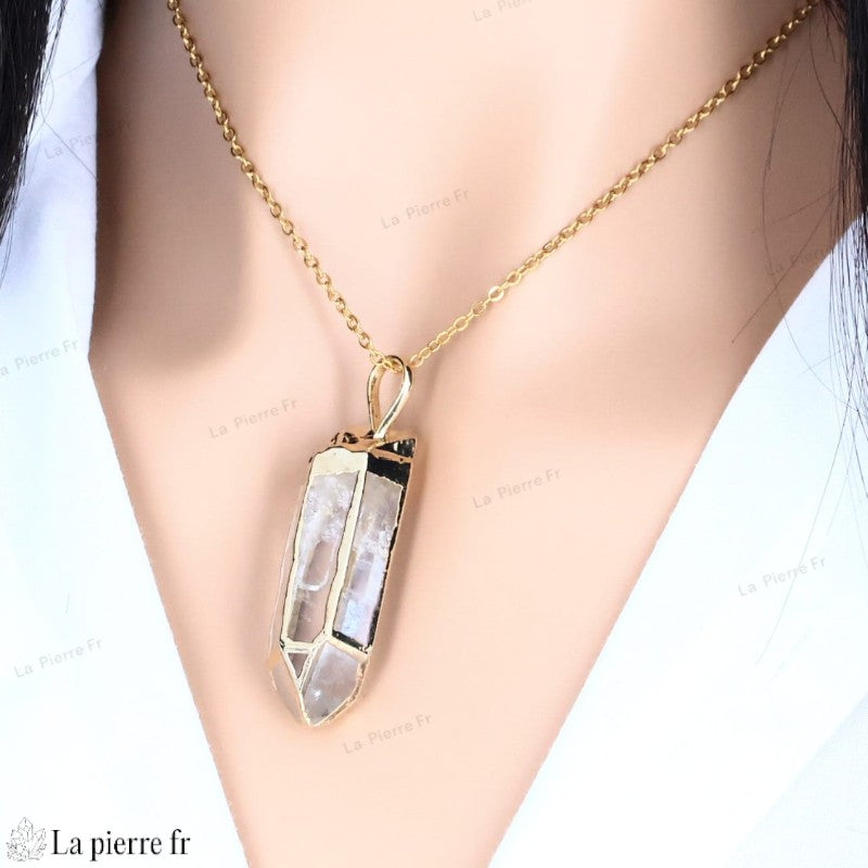 Pendentif Cristal de Roche en pointe serti doré avec chaîne en acier inoxydable doré. Pendentif en pierre naturelle, idéal pour lithothérapie, bien-être et style.