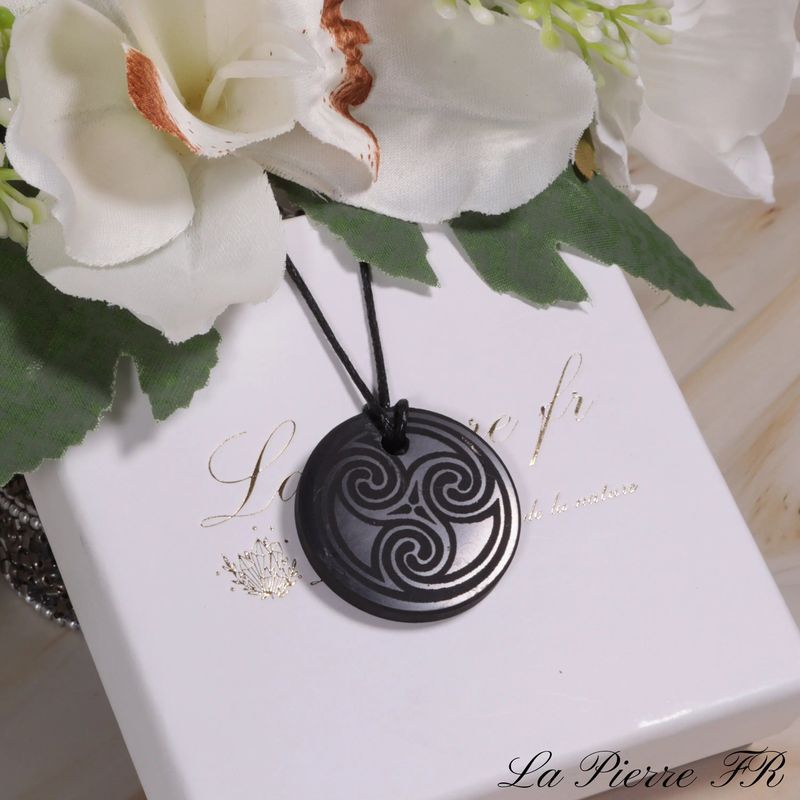 Pendentif Shungite avec gravure triskèle - La Pierre FR