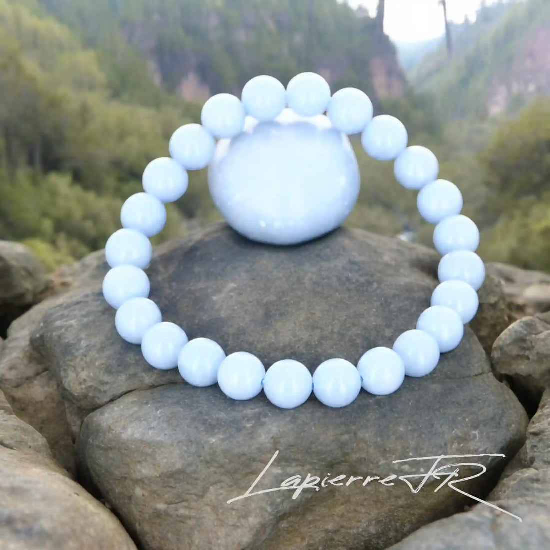 Bracelet en angélite en perle naturelle ronde, parfait pour équilibrer les chakras et favoriser la communication.