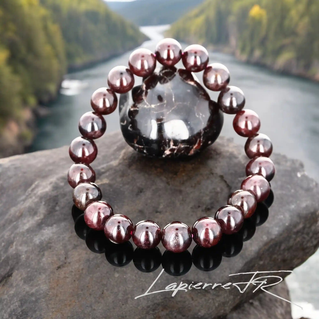 Bracelet pierre naturelle en Grenat Rouge : Élégant et ajustable, ce bracelet offre des bienfaits pour la passion et la santé.