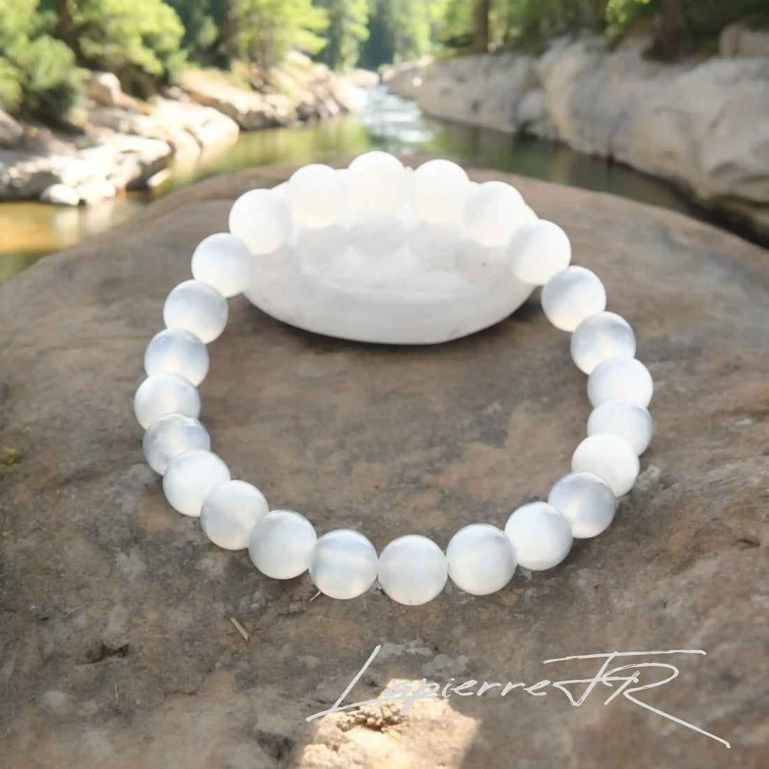 Bracelet pierre naturelle en Sélénite, perles rondes de 6 mm et 8 mm, monté sur fil élastique de qualité.