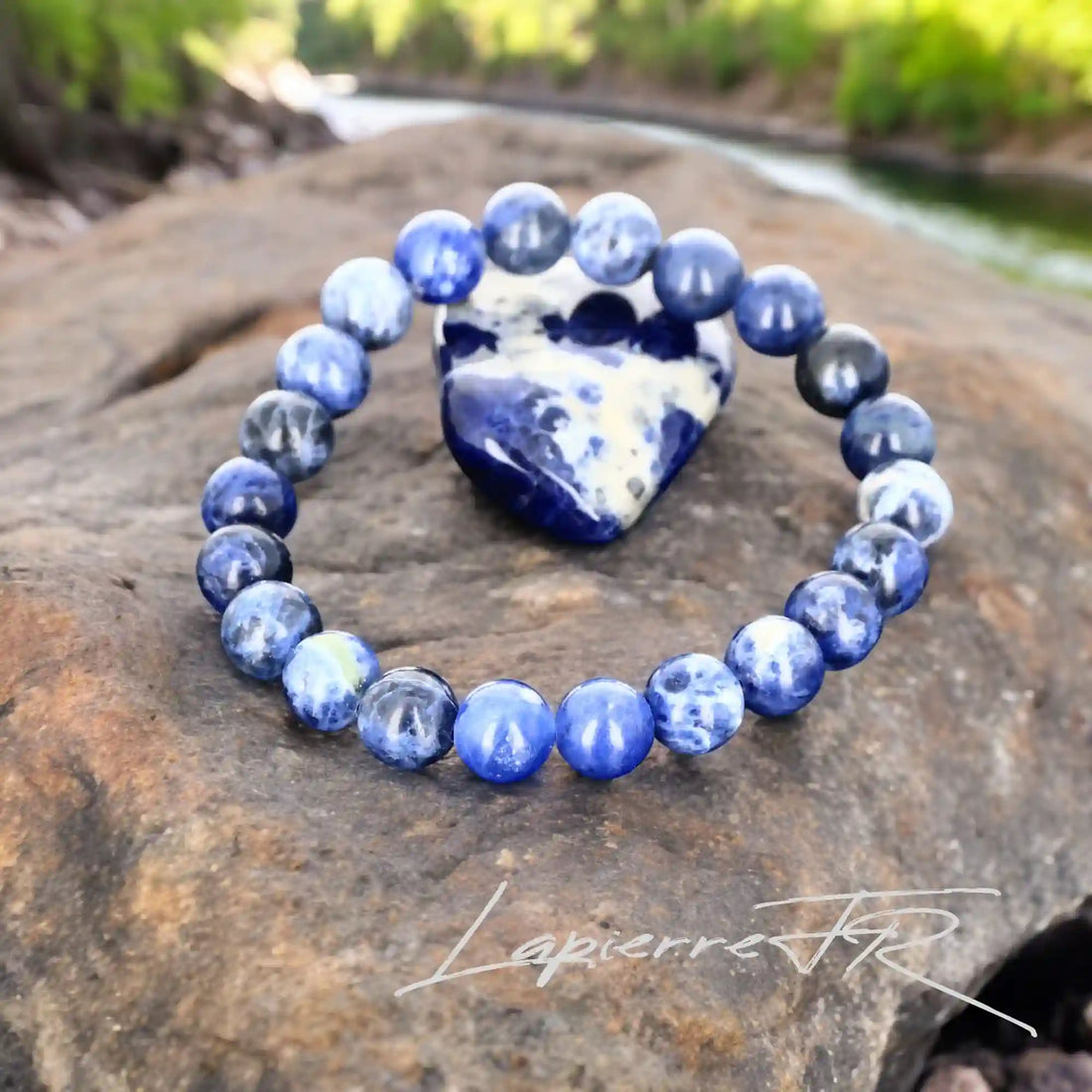 Bracelet pierre naturelle en Sodalite : Élégant et ajustable, ce bracelet offre des bienfaits pour l&