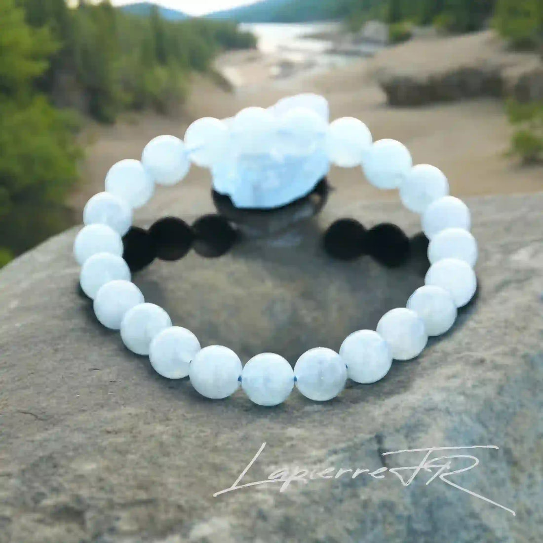 Bracelet en Aigue-Marine avec perles naturelles. Favorise tranquillité, sérénité et paix intérieure. Ajustable pour femmes et hommes.
