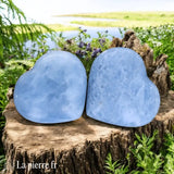 Cœur en Calcite Bleue taillé à la main, pierre naturelle bleue aux nuances apaisantes, idéale pour la méditation et la lithothérapie.