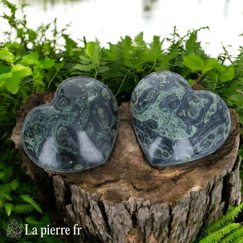 Cœur en Jaspe Mabamba, un coeur en  pierre naturelle verte avec inclusions, bienfaits en lithothérapie et décoration apaisante.