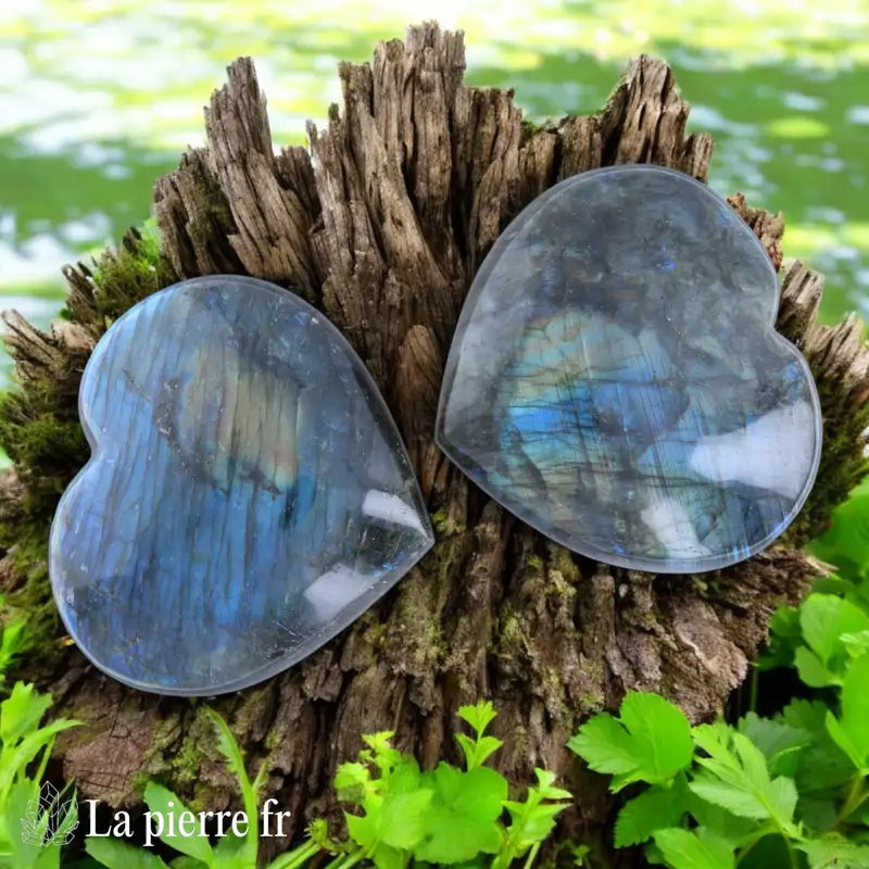 Cœur en Labradorite taillé à la main, pierre naturelle aux reflets irisés bleus et verts, idéale pour la méditation et la lithothérapie.