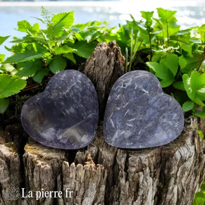 Cœur en Lépidolite taillé à la main, pierre naturelle violette avec des nuances de lavande, idéale pour la méditation et la lithothérapie.