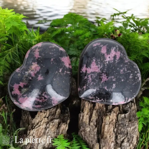 Cœur en Rhodonite taillé à la main, pierre naturelle aux nuances de rose et noir, idéale pour la lithothérapie et la méditation.