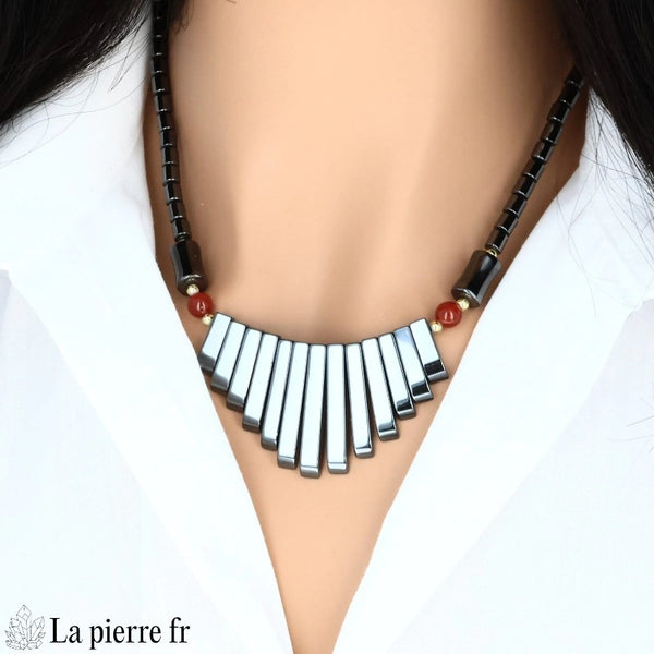 Collier Cléopâtre en perles d'Hématite noire et éclats de Cornaline orange, fermoir mousqueton. Bijou lithothérapie fait main.