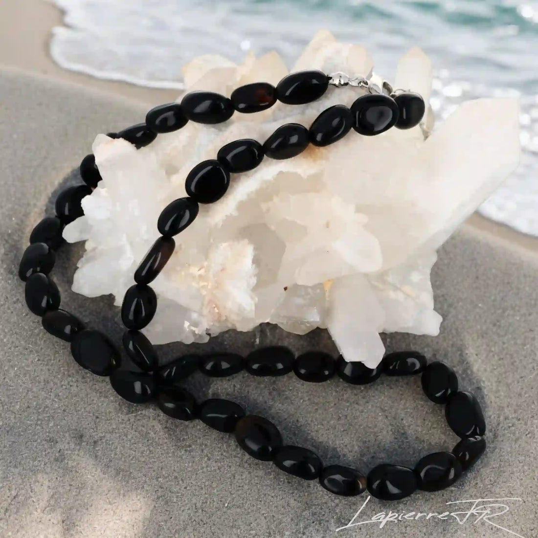 Élégant collier pierre naturelle en onyx noir, parfait pour la lithothérapie et la protection personnelle. Découvrez ses vertus uniques.