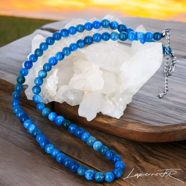 Collier en perles d'apatite bleue, bijou naturel et élégant.