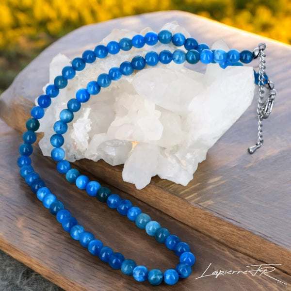 Collier en pierre naturelle apatite bleue, clarté mentale et style.