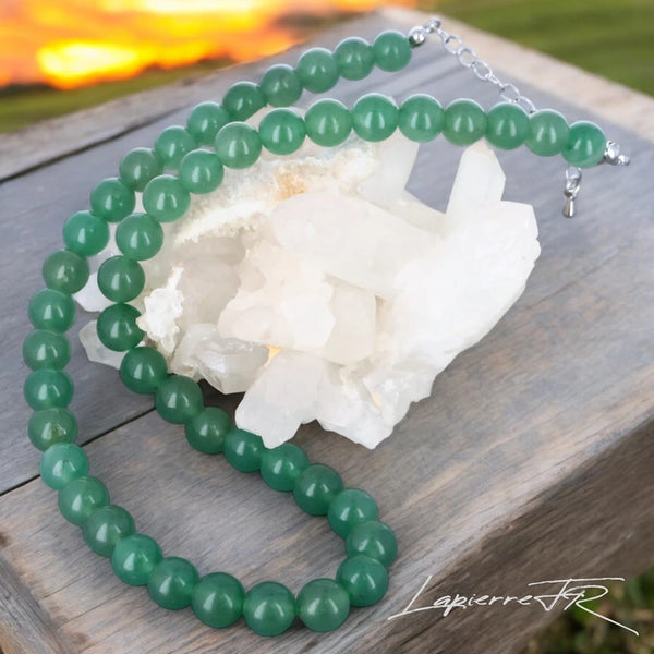 Perles d'aventurine verte pour un collier ras de cou apportant chance et équilibre.