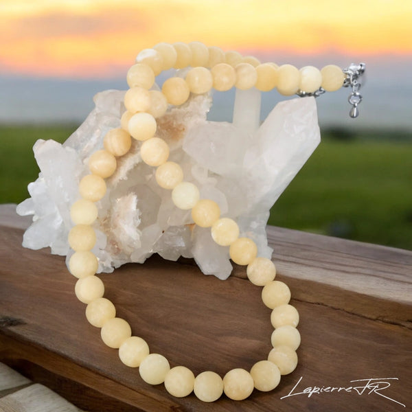 Collier en pierre naturelle calcite orange, transformation et style.