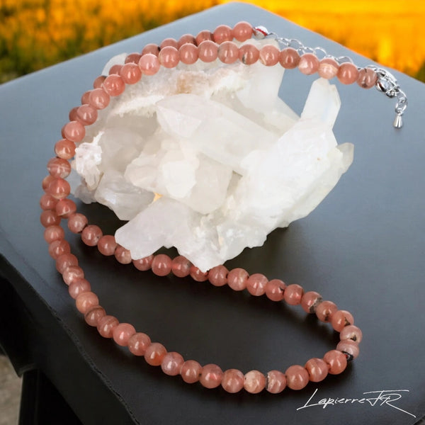 Collier en perle de rhodochrosite, accessoire tendance et apaisant.