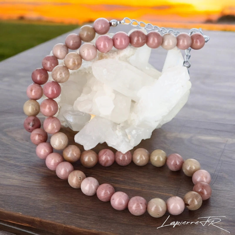 Collier en perle de rhodonite, accessoire tendance et apaisant.