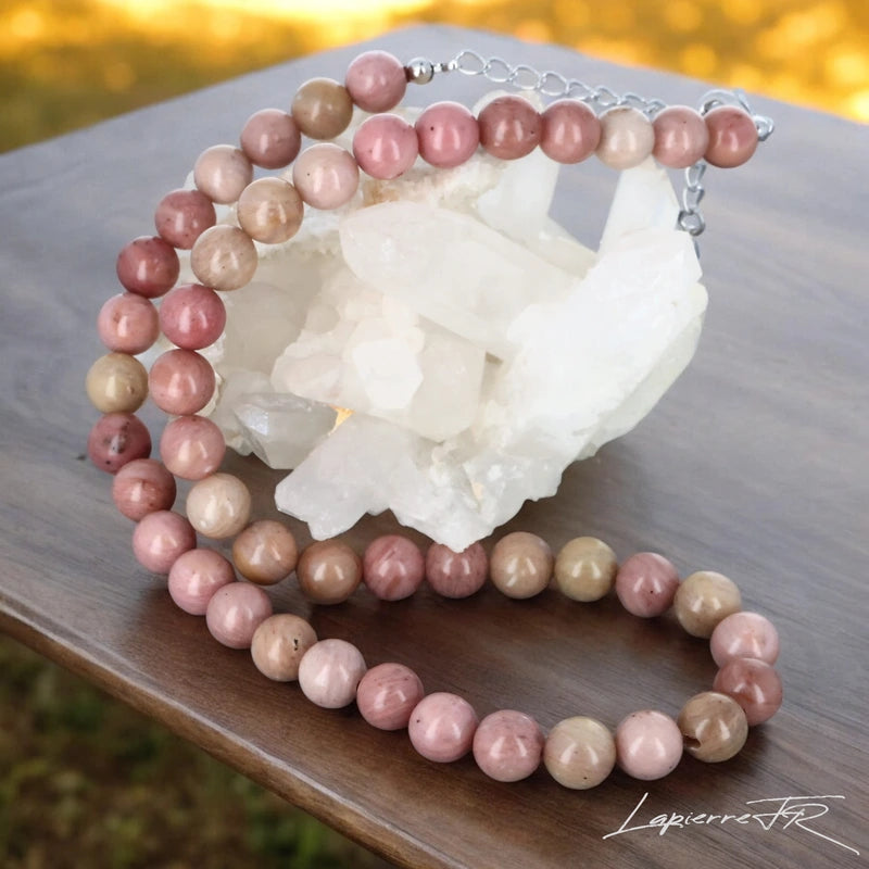 Collier en perle de rhodonite naturelle, bijou élégant en pierre rose et noire.