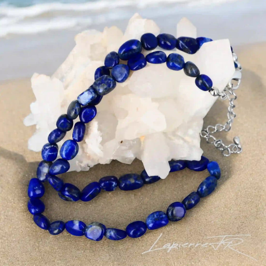 Découvrez notre collier pierre naturelle en lapis-lazuli, idéal pour la lithothérapie. Bénéficiez de ses vertus apaisantes, améliorant la concentration et l&