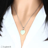 pendentif en jade vert en forme de cœur, symbole d'harmonie et de prospérité. Bijou naturel idéal pour équilibre émotionnel et élégance intemporelle.