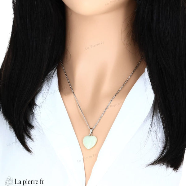 pendentif en jade vert en forme de cœur, symbole d'harmonie et de prospérité. Bijou naturel idéal pour équilibre émotionnel et élégance intemporelle.