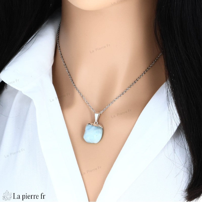 Pendentif en Aigue-Marine naturelle pour lithothérapie. Apportez sérénité et paix intérieure grâce à ce collier en pierre bleue naturelle. La Pierre Fr.