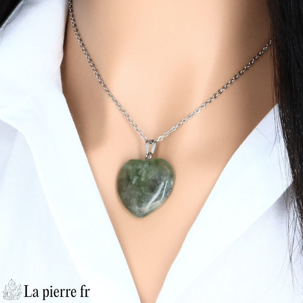 Pendentif cœur en fluorite verte, pierre naturelle pour la lithothérapie.