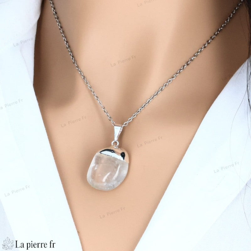 Pendentif en Cristal de Roche naturel pour la lithothérapie. Bijou élégant en pierre naturelle, idéal pour activer vos chakras et amplifier vos énergies.