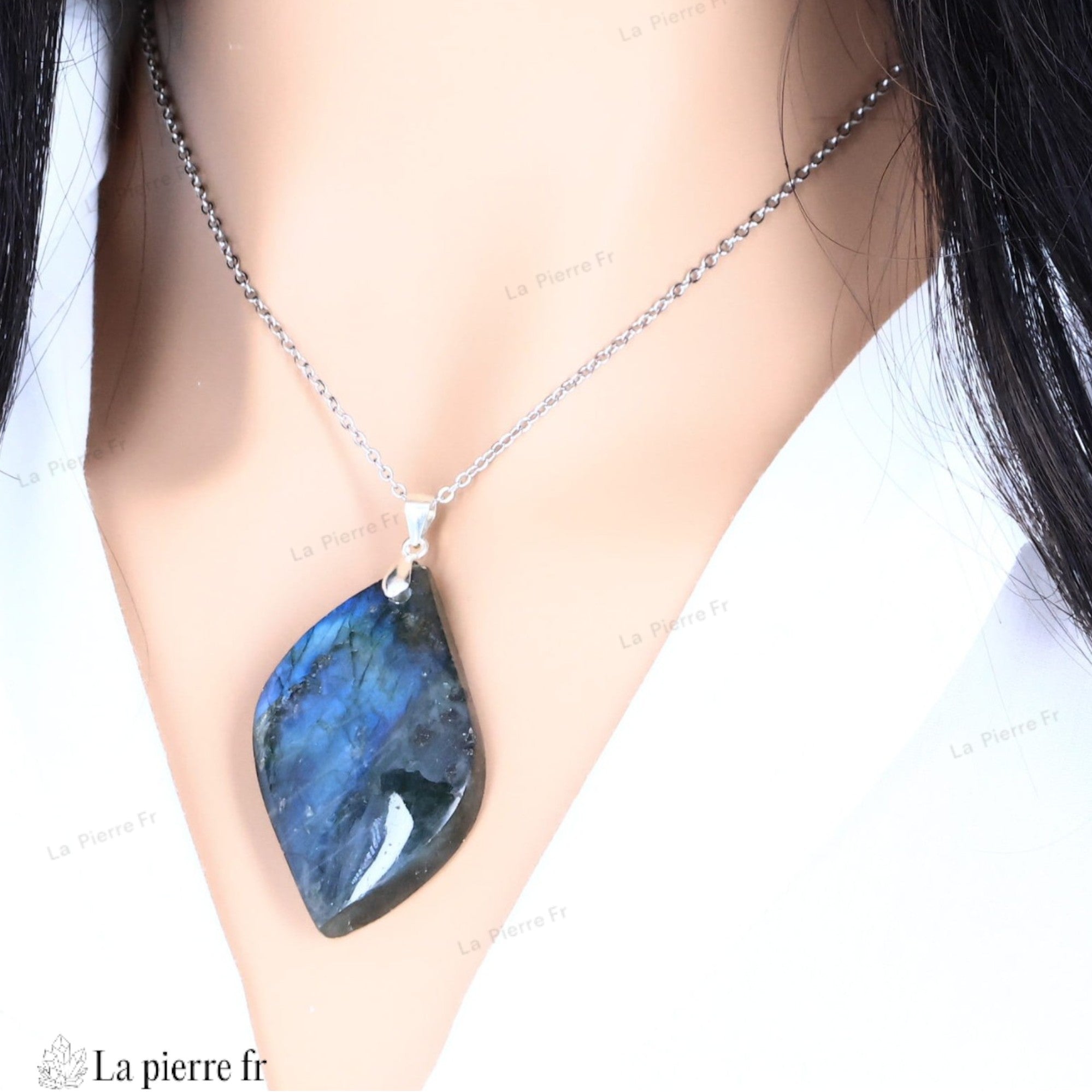 Pendentif en Labradorite naturelle de Madagascar, une pierre de protection aux reflets irisés. Bijou en pierre élégant avec chaîne argentée, idéal pour la lithothérapie.