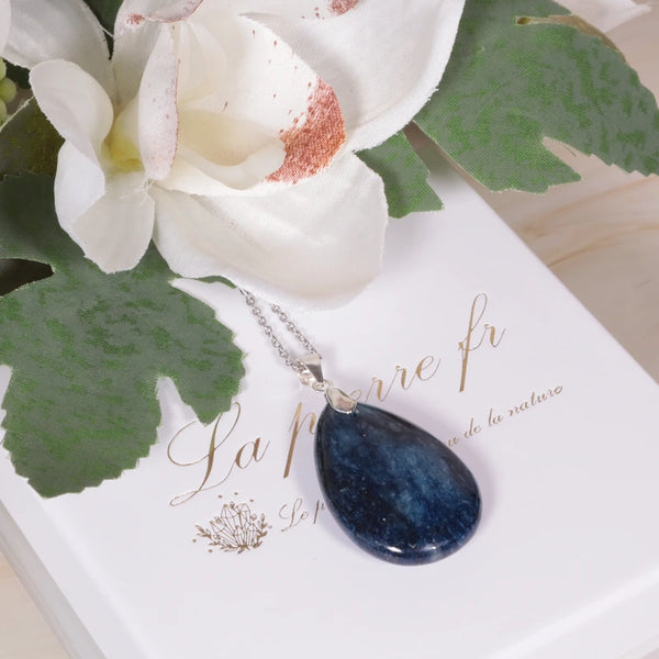 Pendentif en pierre Apatite Bleue, Un Bijou de Protection et de Force