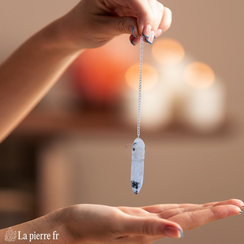 Pendule égyptien en pierre de lune 100 % naturel avec chaînette argentée de 16,5 cm, idéal pour la radiesthésie, la méditation et comme pendule divinatoire.