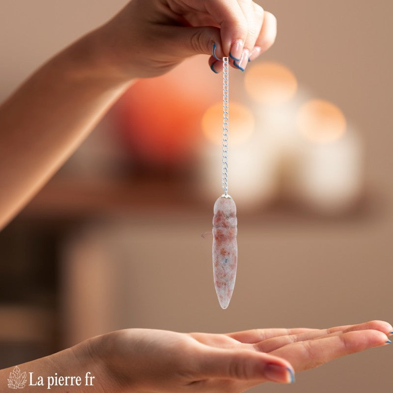 Pendule égyptien en pierre de soleil 100 % naturelle avec chaînette argentée de 16,5 cm, idéale pour la radiesthésie, la méditation et comme pendule divinatoire.