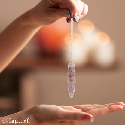 Pendule égyptien en pierre de soleil 100 % naturelle avec chaînette argentée de 16,5 cm, idéale pour la radiesthésie, la méditation et comme pendule divinatoire.