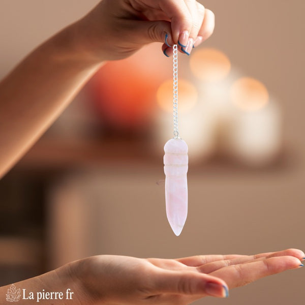 Pendule égyptien en quartz rose 100 % naturel avec chaînette argentée de 16,5 cm, idéale pour la radiesthésie, la méditation et comme pendule divinatoire.