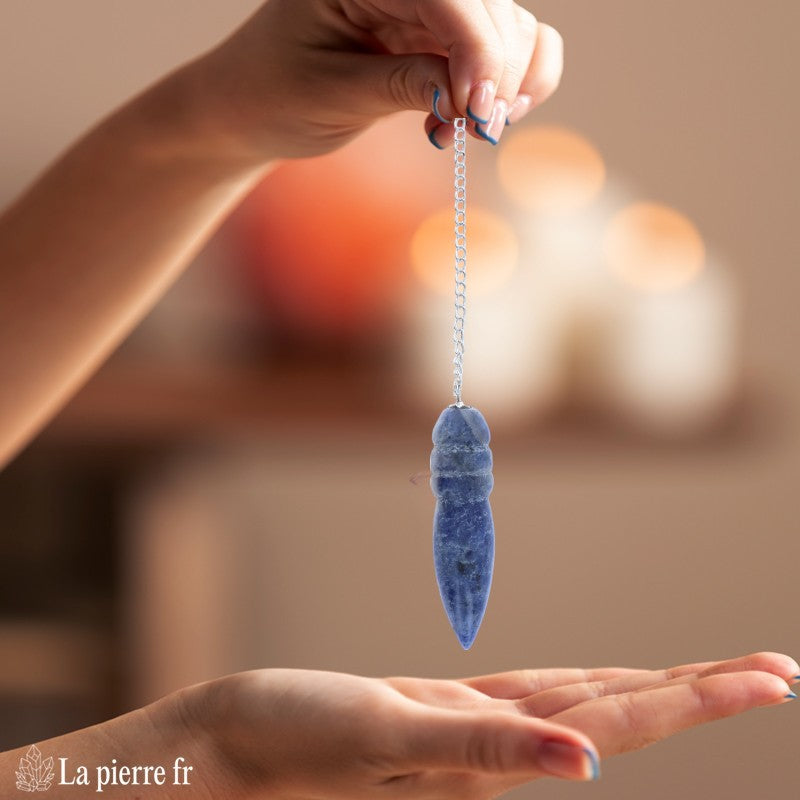 Pendule égyptien en pierre de sodalite 100 % naturelle avec chaînette argentée de 16,5 cm, idéale pour la radiesthésie, la méditation et comme pendule divinatoire.