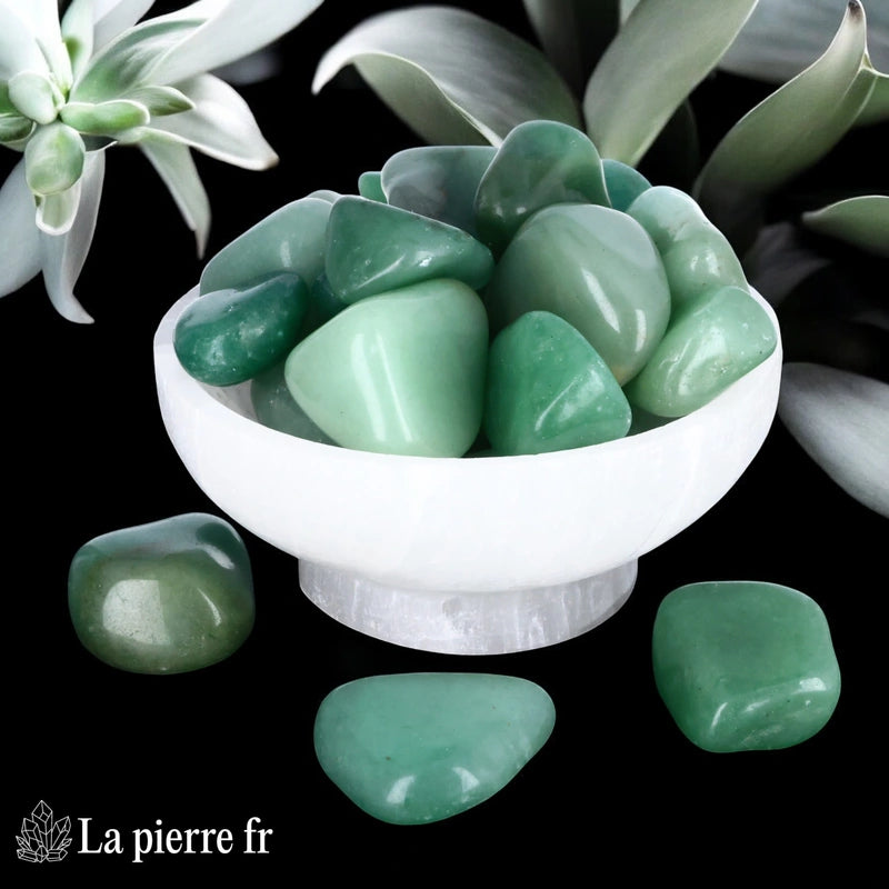 Pierre roulée en aventurine verte naturelle, idéale pour la lithothérapie. Pierre de chance et de prospérité, associée au chakra du cœur et aux signes Bélier et Lion.