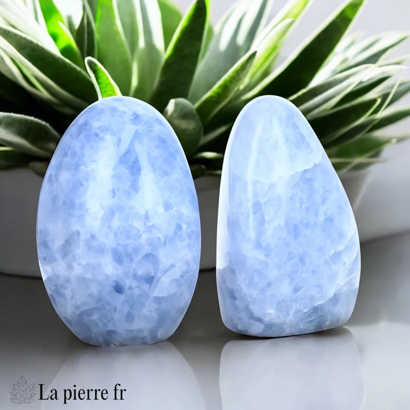 Pierre en Calcite Bleue naturelle pour détente et communication, idéale pour le chakra de la Gorge et du Troisième Œil.