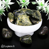 Pierre Jade Néphrite - Lot de 4 Pierres Roulées. Pierre semi-précieuse en lithothérapie réputée pour apporter abondance, sagesse et paix, avec des propriétés curatives et énergétiques. Teinte verte apaisante favorisant la tranquillité intérieure.