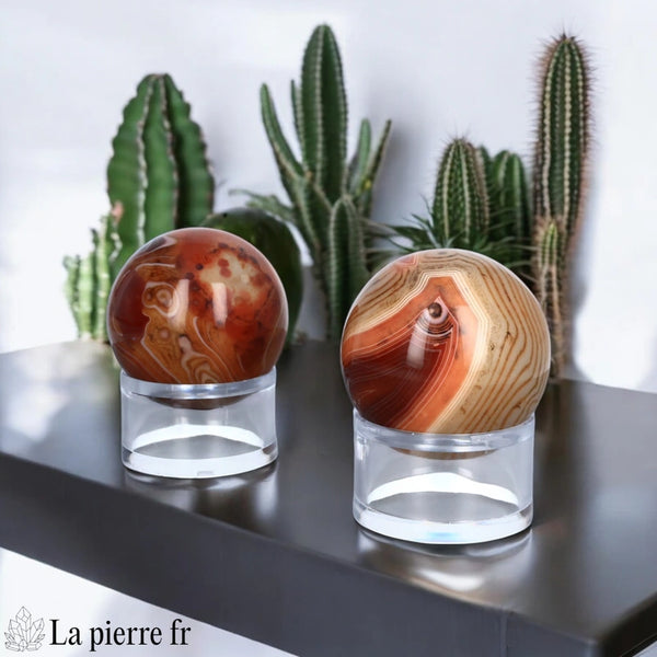 Sphère en Cornaline Zonée polie à la main, pierre naturelle aux teintes orangées uniques.