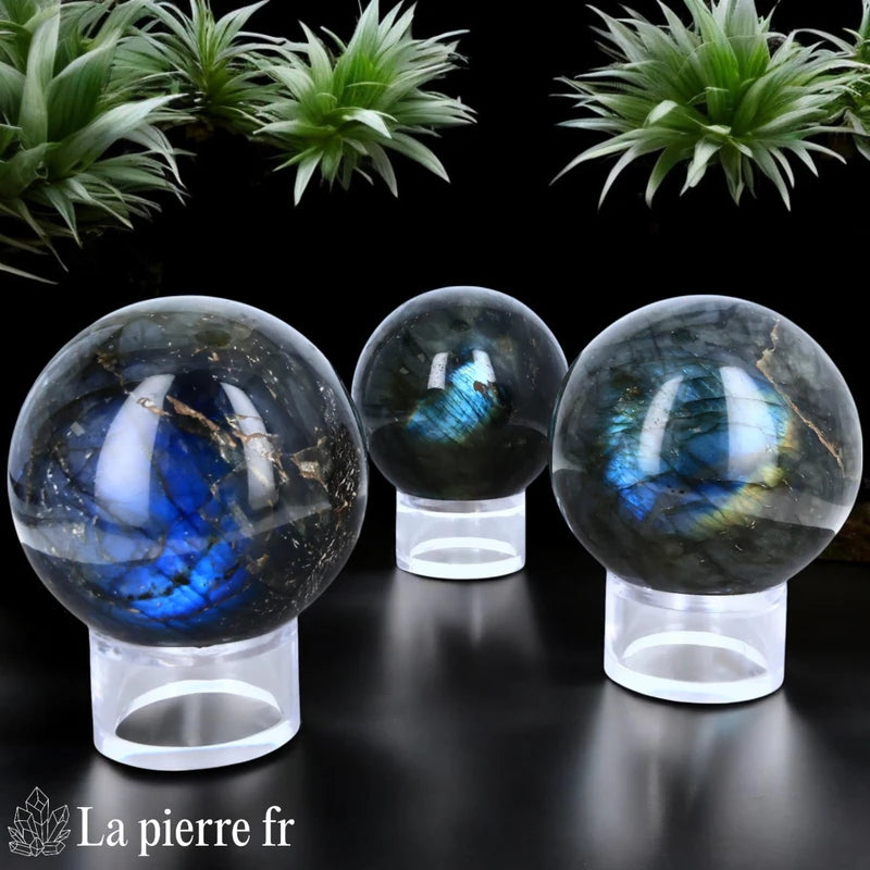 Sphère en Labradorite naturelle, idéale pour intuition et protection.