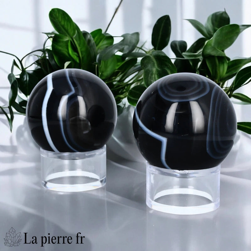 Sphère en Agate Noire polie, pierre naturelle originaire du Brésil.