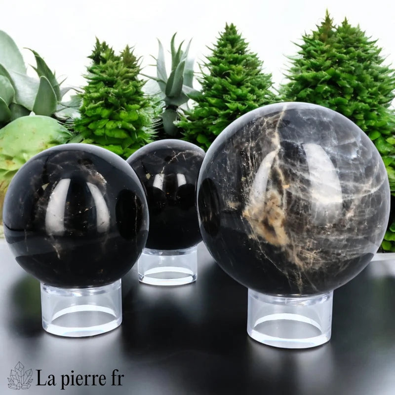 Sphère en Pierre de Lune Noire 100% naturelle, idéale pour intuition et ancrage. Active les chakras Couronne et Troisième Œil. Convient aux Cancers, Balances et Scorpions. 